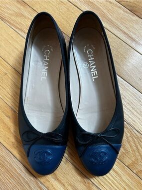 CHANEL Black and Navy Leather Cap-Toe Ballet Flats